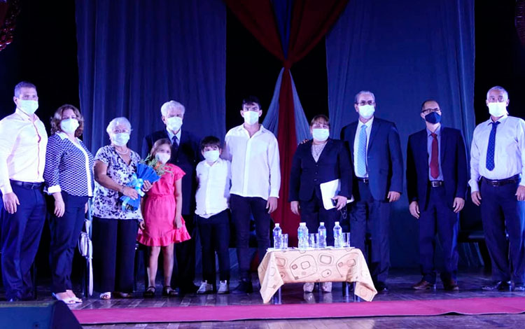 Doctor José Luis Garcí­a Cuevas junto a familiares y amigos.
