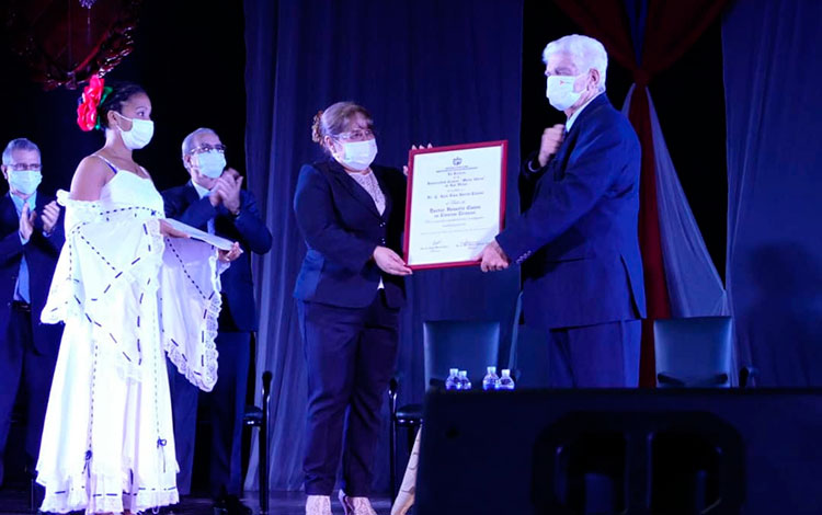 Entrega del tí­tulo de Doctor Honoris Causa a José Luis Garcí­a Cuevas.