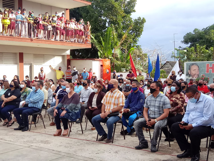 Acto provincial de Villa Clara por el Día del Educador, celebrado en el centro mixto José Martí, de Rancho Veloz, en Corralillo..
