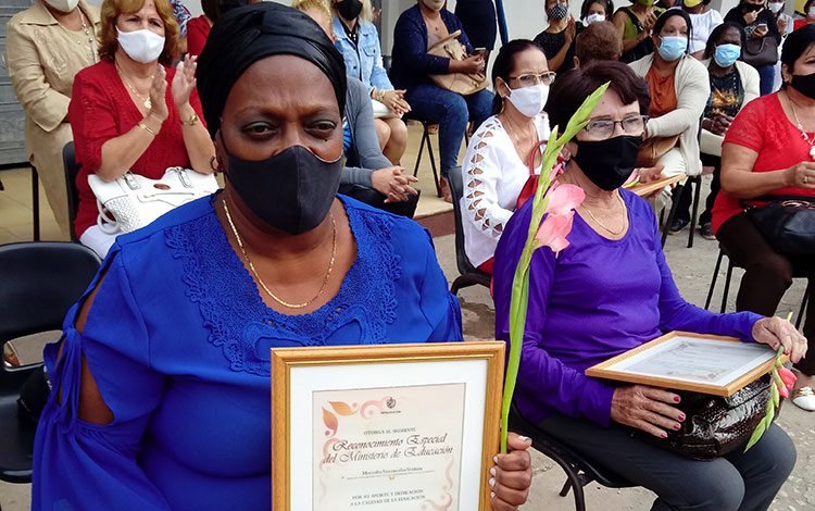 Reconocimiento a educadores destacados de Villa Clara.
