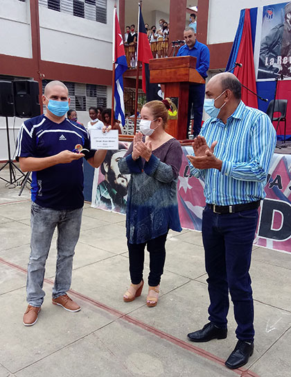 Reconocimiento a educadores destacados, por parte de la dirección del Partido y el Gobierno de la provincial. Reconocimiento a educadores destacados, por parte de la dirección del Partido y el Gobierno de la provincial.