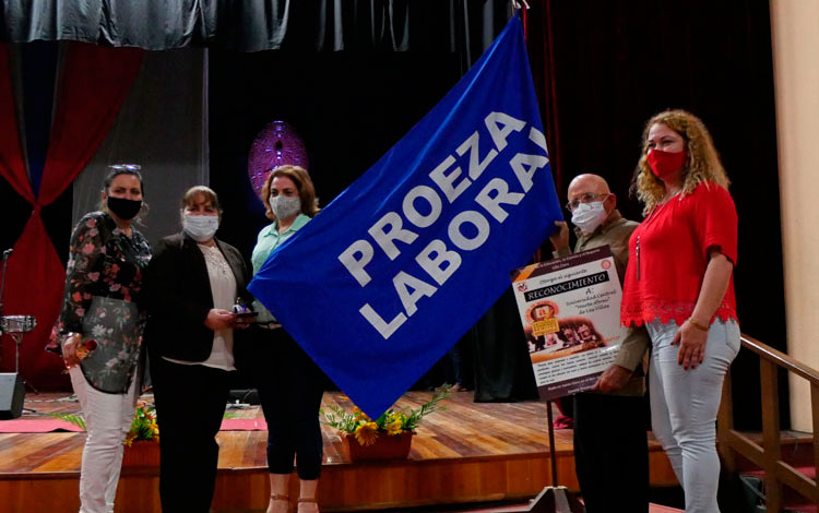 Entrega de la bandera Proeza Laboral a la Universidad Central «Marta Abreu» de Las Villas.