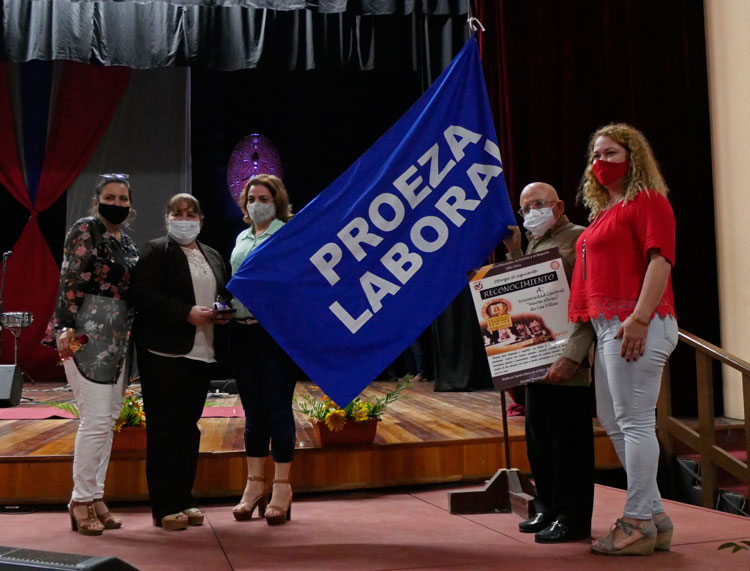 Entrega de la bandera Proeza Laboral a la Universidad Central «Marta Abreu» de Las Villas.