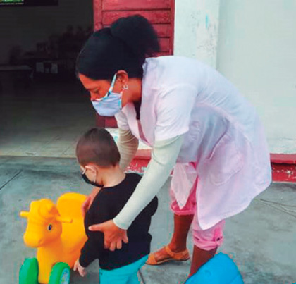Un niño juega acompañado por su educadora en el círculo infantil Pequeños Lenin, de Santa Clara. Un niño juega acompañado por su educadora en el círculo infantil Pequeños Lenin, de Santa Clara.