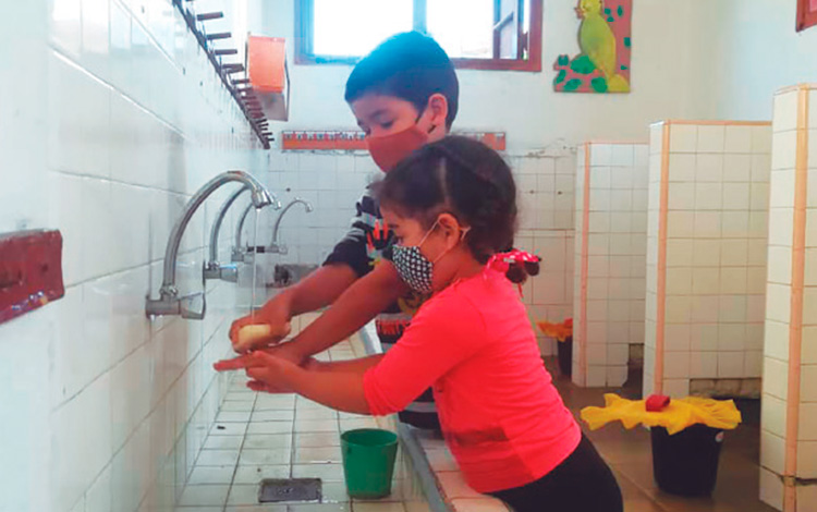 Niños realizan la higiene de las manos en el círculo infantil. Niños realizan la higiene de las manos en el círculo infantil.