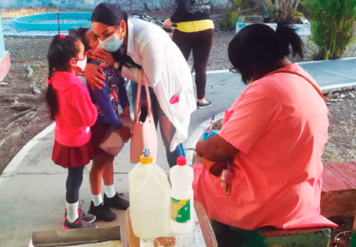 Una madre santaclareña dejando a sus hijos en el círculo infantil. Una madre santaclareña dejando a sus hijos en el círculo infantil.