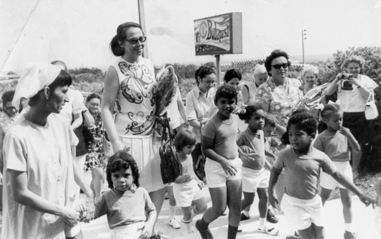 Vilma Espín Guillois durante la inauguración de un círculo infantil en Cuba. Vilma Espín Guillois durante la inauguración de un círculo infantil en Cuba.
