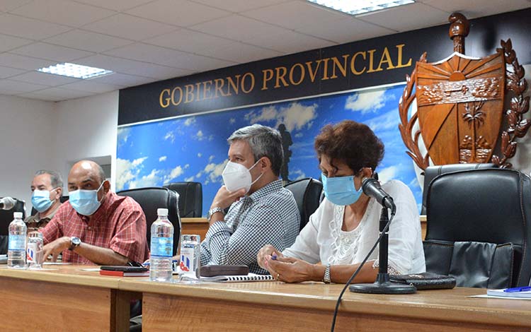 Ena Elsa Velázquez Cobiella, ministra de Educación, presidió análisis de los preparativos para el reinicio del curso escolar 2020-2021 en Villa Clara.