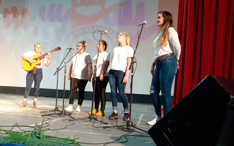 La música y el humor cubano son el escenario para recordar a los alfabetizadores cubanos. La música y el humor cubano son el escenario para recordar a los alfabetizadores cubanos.