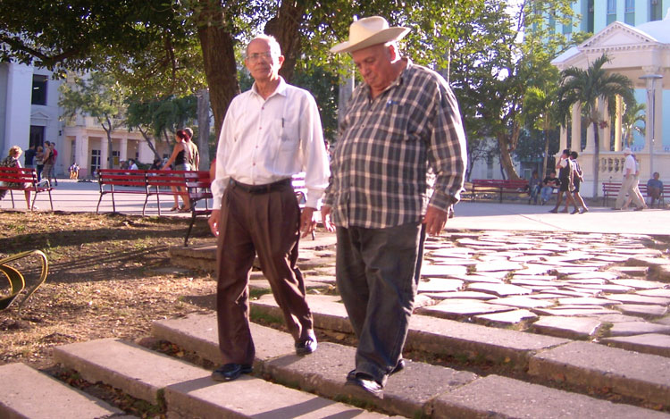 Junto a Calixto Morales, expedicionario del Granma y primer Gobernador de Las Villas, quien eliminó la barrera racial que separaba a blancos y negros en el Parque Vidal, de Santa Clara. (Foto: Cortesía del entrevistado) Junto a Calixto Morales, expedicionario del Granma y primer Gobernador de Las Villas, quien eliminó la barrera racial que separaba a blancos y negros en el Parque Vidal, de Santa Clara. (Foto: Cortesía del entrevistado)