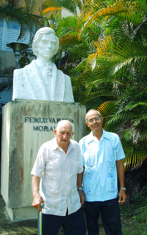 Ante el busto de Félix Varela, en el entonces Instituto Superior Pedagógico de igual nombre. A su lado, el inolvidable Alberto Granado, el amigo del Che, con quien tuviera estrechas relaciones casi de hermandad. (Foto: Cortesía del entrevistado) Ante el busto de Félix Varela, en el entonces Instituto Superior Pedagógico de igual nombre. A su lado, el inolvidable Alberto Granado, el amigo del Che, con quien tuviera estrechas relaciones casi de hermandad. (Foto: Cortesía del entrevistado)