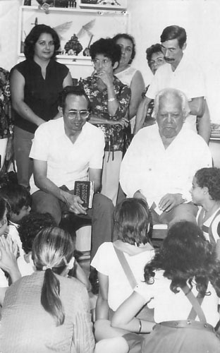Sus estudiantes en una charla con el Poeta Nacional Nicolás Guillén. (Foto: Cortesía del entrevistado) Sus estudiantes en una charla con el Poeta Nacional Nicolás Guillén. (Foto: Cortesía del entrevistado)