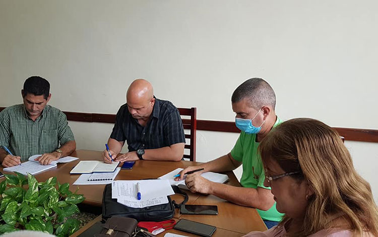 Primer secretario del PCC en Villa Clara chequea acciones por el aniversario 70 de la Universidad Central. Primer secretario del PCC en Villa Clara chequea acciones por el aniversario 70 de la Universidad Central.