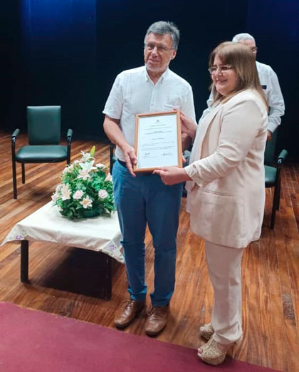 El Dr.C Kirk Roose recibe la categoría de Profesor Invitado, de manos de Osana Molerio, rectora e la UCLV.. El Dr.C Kirk Roose recibe la categoría de Profesor Invitado, de manos de Osana Molerio, rectora e la UCLV..