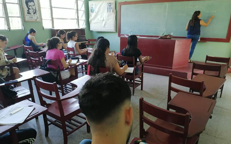 Estudiantes en un aula de la sede central de la UCLV, Estudiantes en áreas de la sede central de la UCLV,