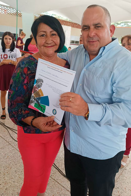 Jorge Luis Broche Lorenzo, miembro del Secretaria del Comité Central del Partido, entrega reconocimiento a la empresa ALASTOR. Jorge Luis Broche Lorenzo, miembro del Secretaria del Comité Central del Partido, entrega reconocimiento a la empresa ALASTOR.