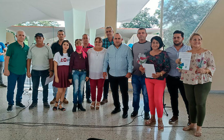Reconocimiento a empresas y trabajadores destacados en las labores de alistamiento de la UCLV. Reconocimiento a empresas y trabajadores destacados en las labores de alistamiento de la UCLV.