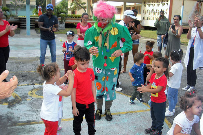 Niños en el círculo infantil