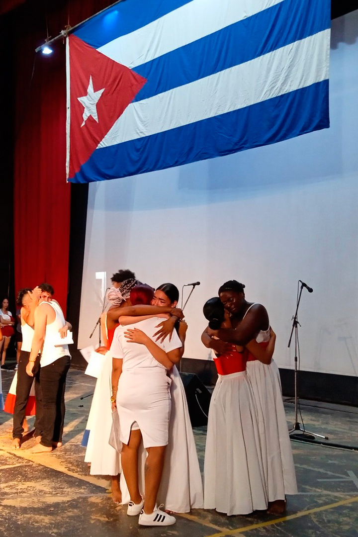 Abrazo de los recién graduados de especialidades pedagógicas.