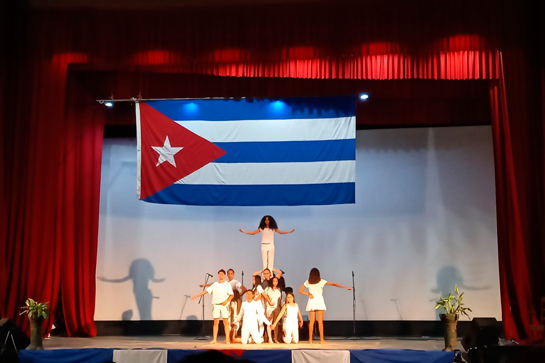 Momento artístico en la ceremonia de graduación.
