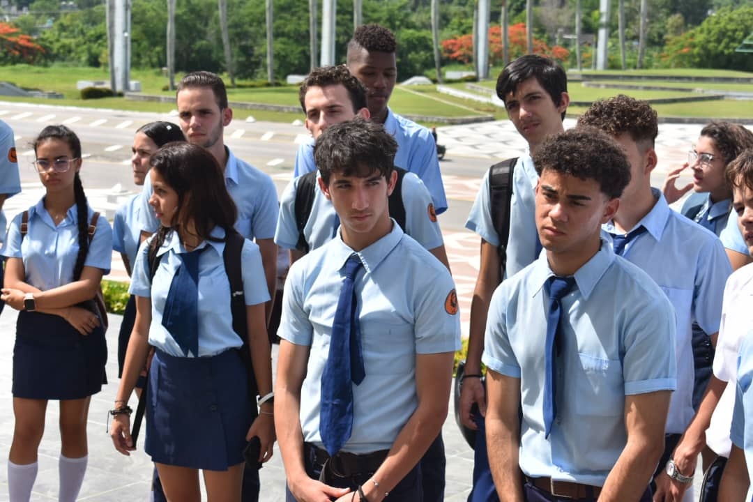 Víctor Edel Vivas Díaz (al centro) obtuvo medalla de bronce en la Olimpiada Iberoamericana de Informática.