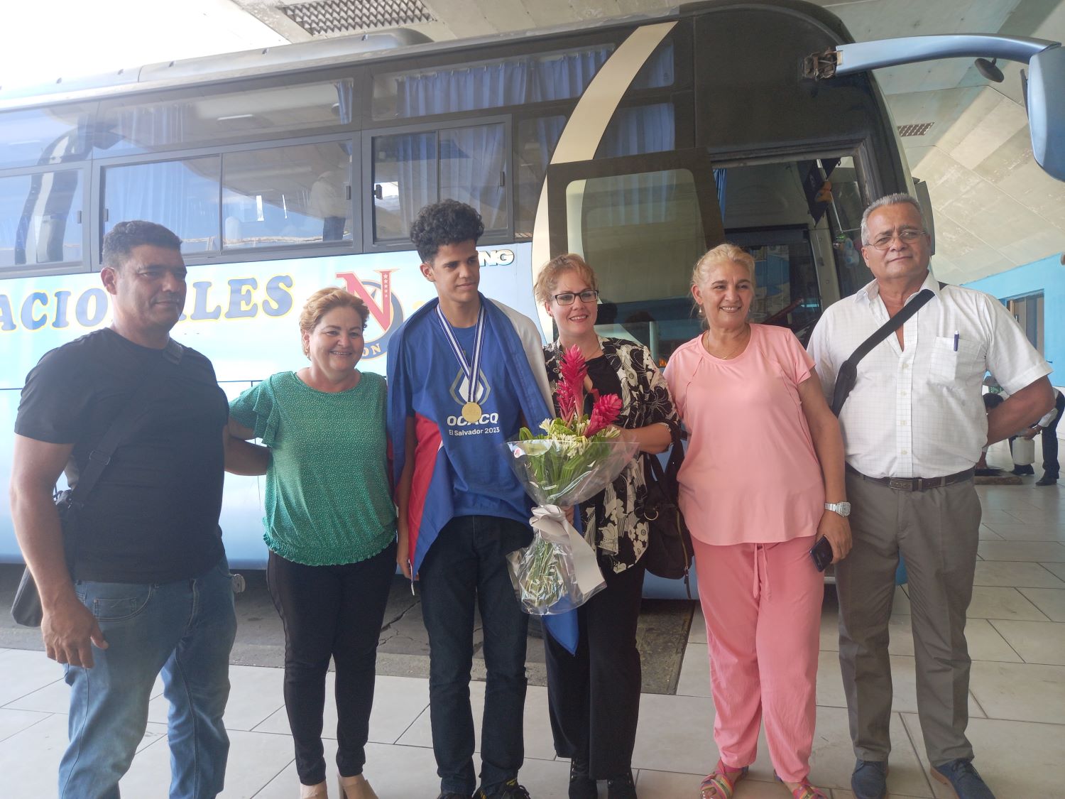 Royman junto a familia y profesores
