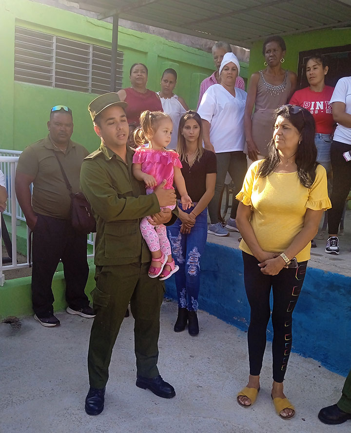 Padre con su hija en la inauguración de la casita infantil Amigos de las FAR.
