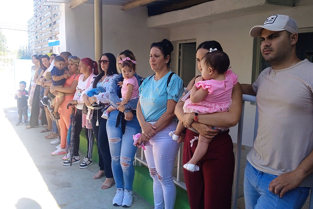 Padres con sus hijos en la inauguració de la casita infantil Amigos de las FAR.