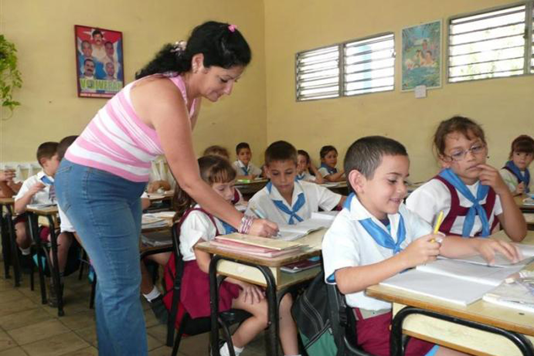Mestra y alumnos en clase