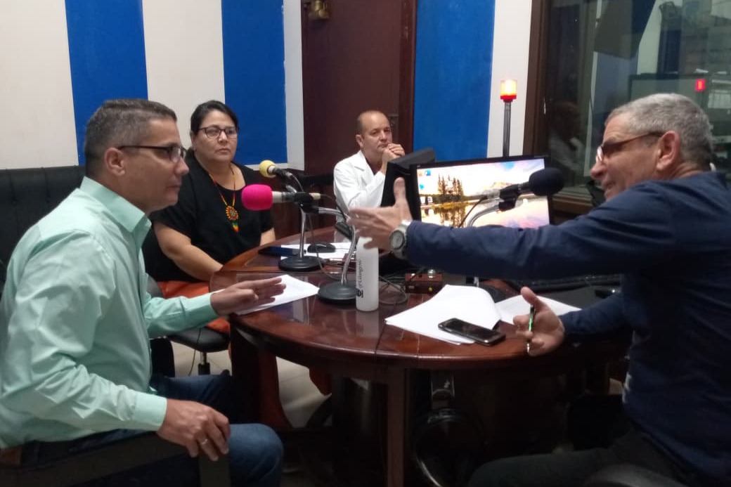 Directivos de Educación comparecen en la emisora CMHW.