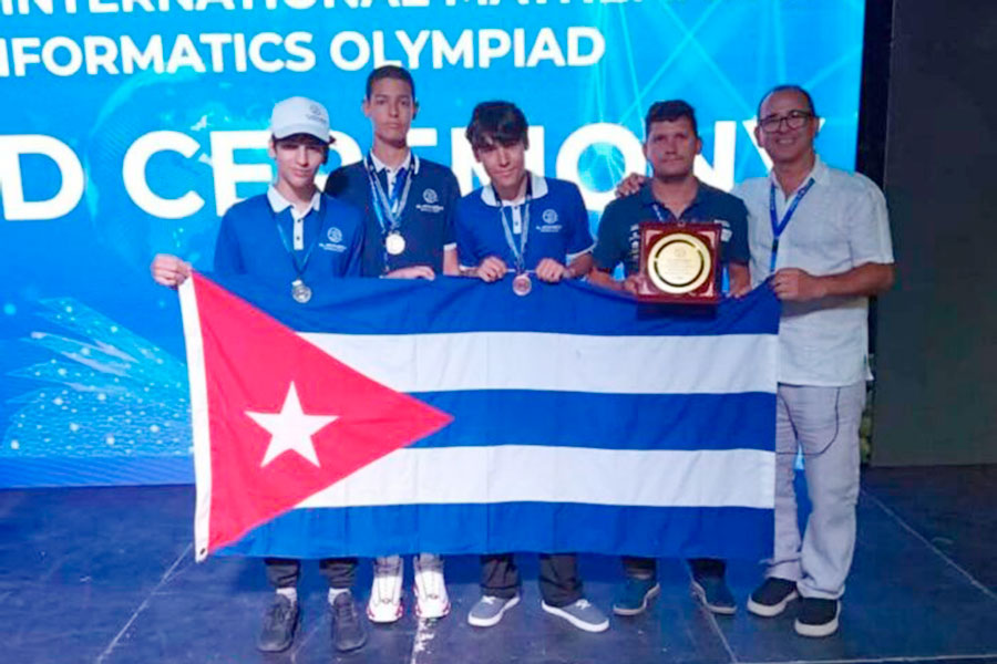 Delegación de Cuba a la IV Olimpiada Internacional Al Khwarizmi de Matemática e Informática, concluida en Uzbekistán.