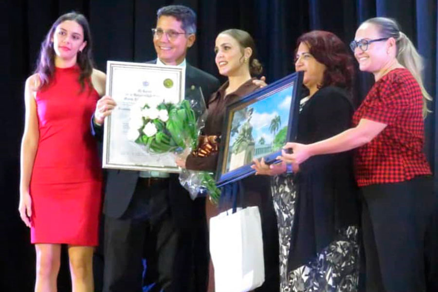 Entrega de diploma y reonocimiento a graduada de la UCLV.