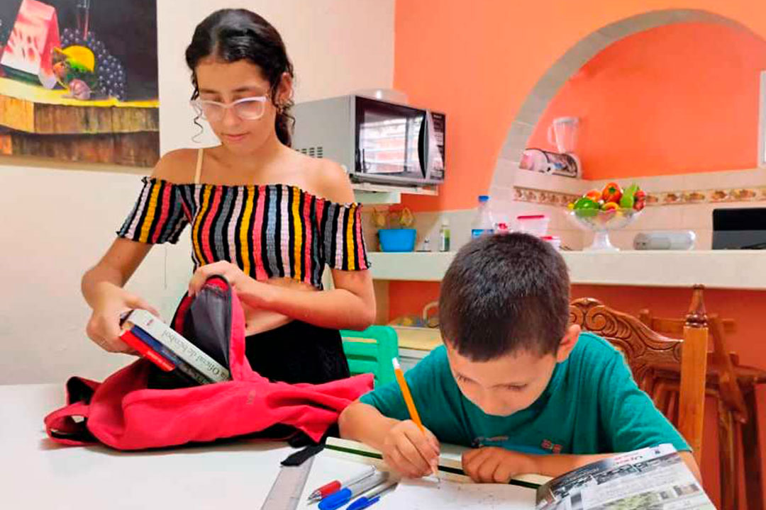 Madre hijo en los preparativos para el inicio del curso escolar.