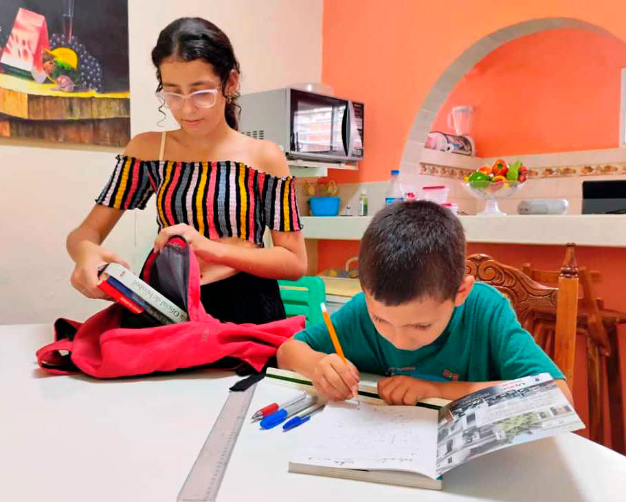 Madre hijo en los preparativos para el inicio del curso escolar.