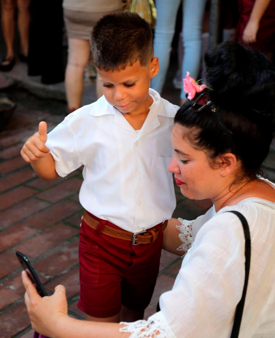 Madre e hijo haciéndose selfie en la escuela.