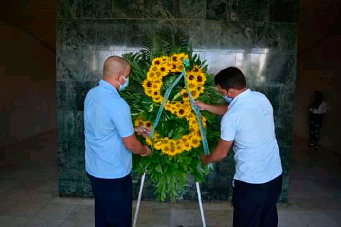 Jóvenes trabajadores del sector eléctrico colocan ofrenda floral en homenaje al Comandante Ernesto Guevara de la Serna. Jóvenes trabajadores del sector eléctrico colocan ofrenda floral en homenaje al Comandante Ernesto Guevara de la Serna.