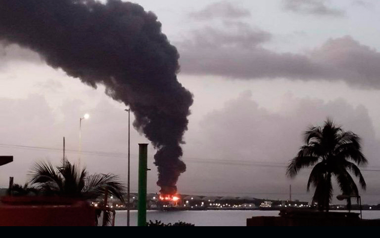 Columna de humo por el incendio en tanque de crudo en Matanzas, Cuba. Columna de humo por el incendio en tanque de crudo en Matanzas, Cuba.