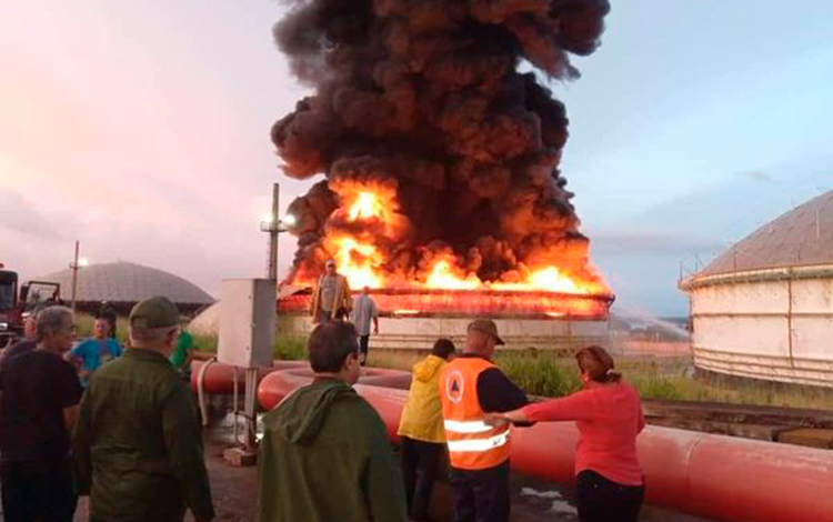 Diversas fuerzas acudieron a extinguir el incendio en la Base de Supertanqueros de Matanzas. Diversas fuerzas acudieron a extinguir el incendio en la Base de Supertanqueros de Matanzas.