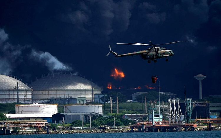 Helicóptero de las FAR en el vertimiento de agua de la bahía de Matanzas para controlar el fuego. Helicóptero de las FAR en el vertimiento de agua de la bahía de Matanzas para controlar el fuego.