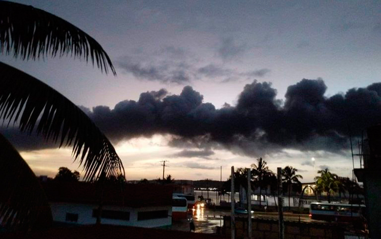 Humo sobre la ciudad de Matanzas tras incendio en tanque de crudo. Humo sobre la ciudad de Matanzas tras incendio en tanque de crudo.