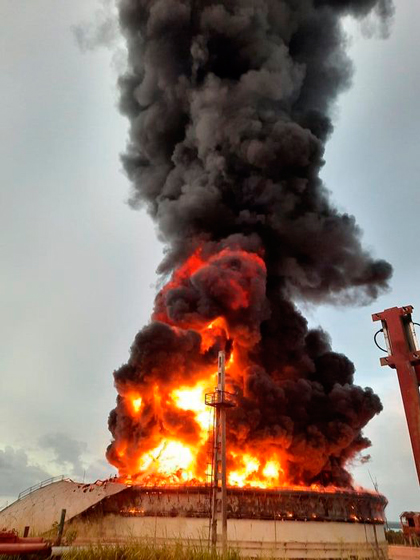 Incendio en tanque de la base de Supertaqueros de Matanzas, Cuba. Incendio en tanque de la base de Supertaqueros de Matanzas, Cuba.