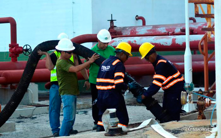 Colocación de mangueras para el combate contra el incendio en Matanzas. Colocación de mangueras para el combate contra el incendio en Matanzas.