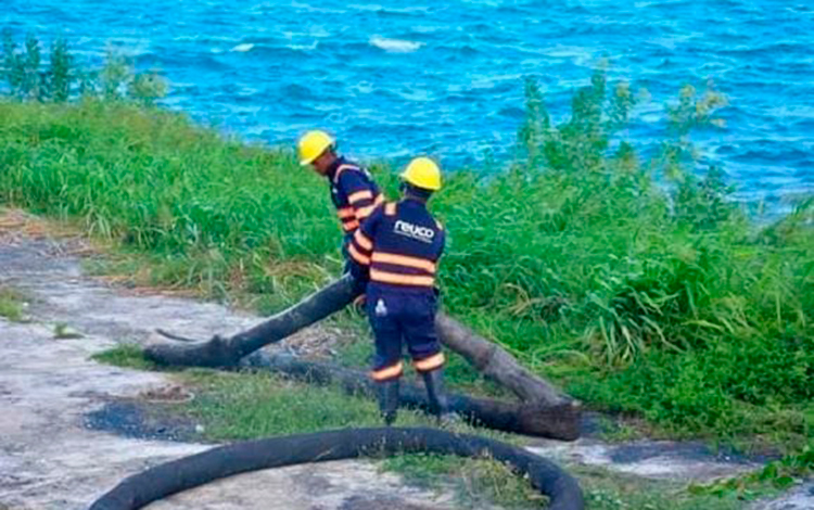 Instalación de mangueras para la bomba que extraerá agua de la bahía de Matanzas para combatir el incendio. Instalación de mangueras para la bomba que extraerá agua de la bahía de Matanzas para combatir el incendio.