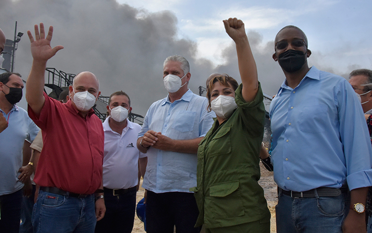 Presidente cubano, Miguel Díaz-Canel, junto a dirigentes del Partido durante visita a áreas del incendio en Matanzas. Presidente cubano, Miguel Díaz-Canel, junto a dirigentes del Partido durante visita a áreas del incendio en Matanzas.