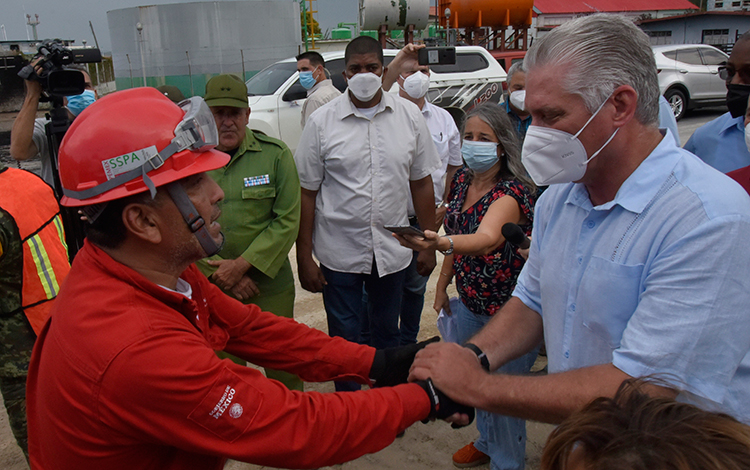 Presidente cubano, Miguel Díaz-Canel Bermúdez, dialoga con mexicano que participa en la extinción del incendio en la base de supertanqueros de Matanzas. Presidente cubano, Miguel Díaz-Canel Bermúdez, dialoga con mexicano que participa en la extinción del incendio en la base de supertanqueros de Matanzas.