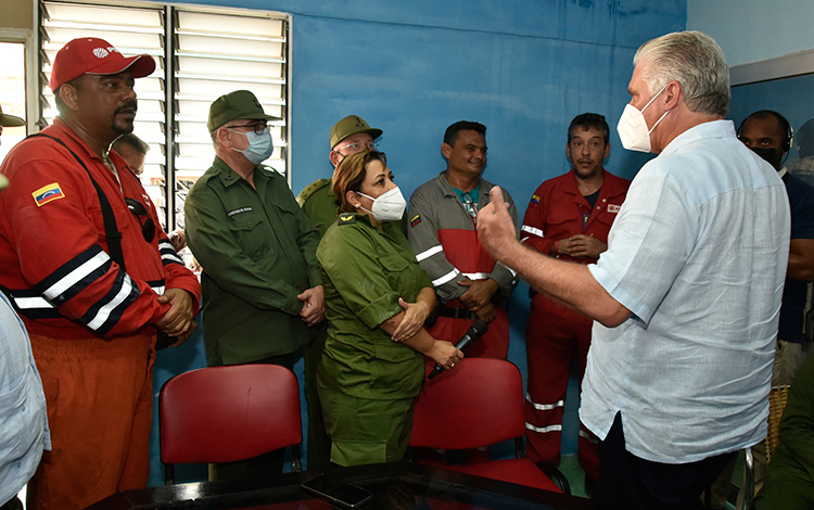 Presidente cubano, Miguel Díaz-Canel Bermúdez, en el Puesto de Mando de Avanzada para la extinción del incendio en la base de supertanqueros de Matanzas. Presidente cubano, Miguel Díaz-Canel Bermúdez, en el Puesto de Mando de Avanzada para la extinción del incendio en la base de supertanqueros de Matanzas.