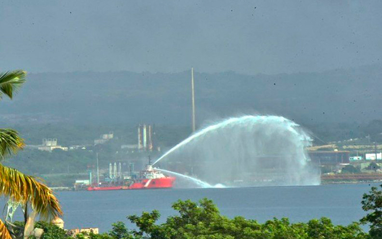 Barco mexicano garantiza suministro constante de agua para la zona del incendio en Matanzas. Barco mexicano garantiza suministro constante de agua para la zona del incendio en Matanzas.