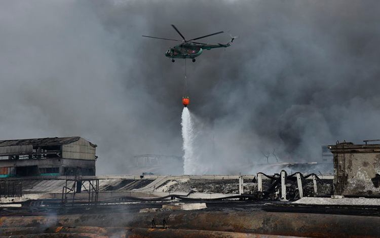 Helicóptero vierte agua sobre zona del incendio en Matanzas. Helicóptero vierte agua sobre zona del incendio en Matanzas.