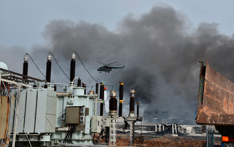 Helicóptero sobrevuela zona del incendio en la base de supertanqueros de Maranzas. Helicóptero sobrevuela zona del incendio en la base de supertanqueros de Maranzas.
