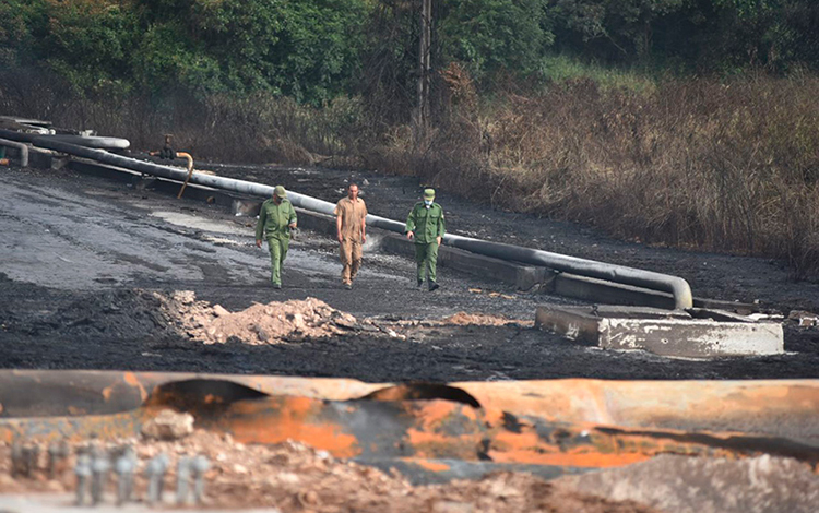 Zona quemada en la base de supertanqueros de Matanzas. Zona quemada en la base de supertanqueros de Matanzas.